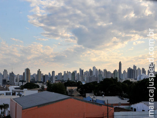 Tempo nublado, chuvas e trovoadas no 1º dia do mês