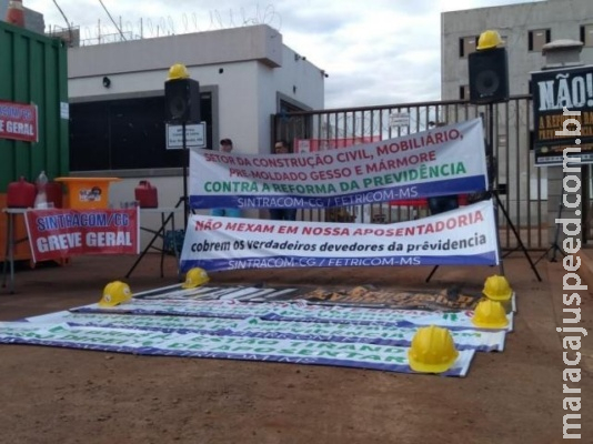 Trabalhadores da construção param canteiro de obra em protesto