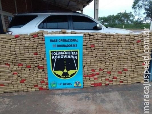 Traficante se esconde em mata e abandona caminhonete carregada de droga