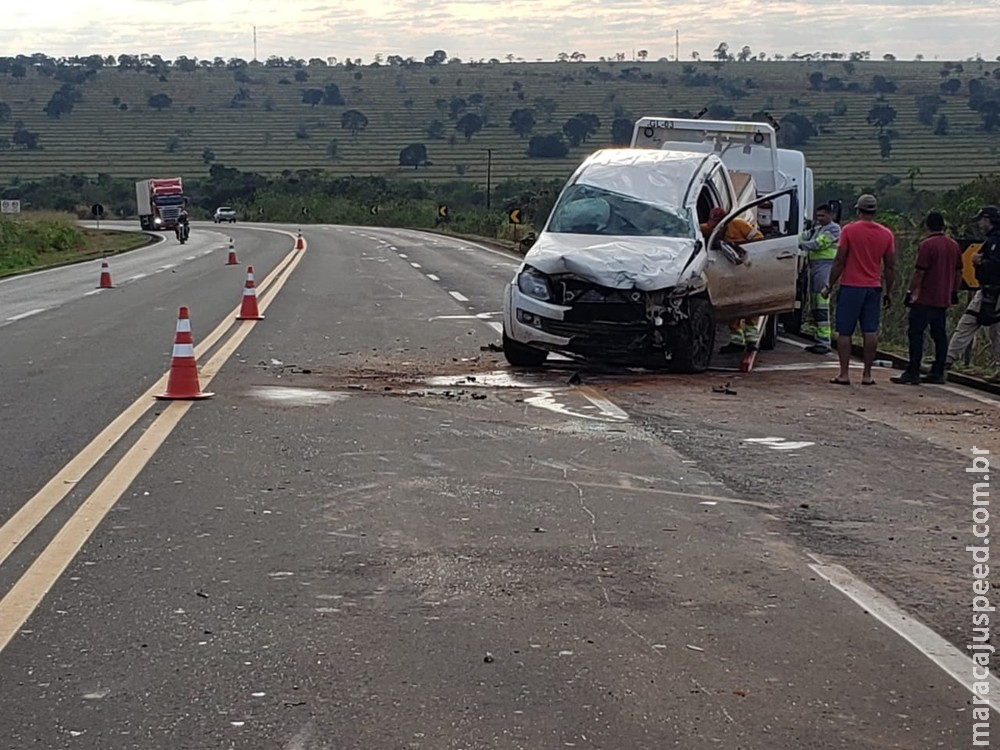 Três pessoas ficam feridas após caminhonetes colidirem e depois capotarem na BR-163 em MS Três pessoas ficam feridas após caminhonetes colidirem e depois capotarem na BR-163 em MS