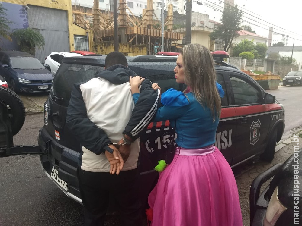 Vestida de princesa, guarda municipal prende homem em flagrante por roubo 