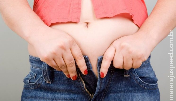 5 dicas fáceis para disfarçar a barriga pelas roupas