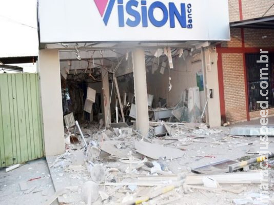 50 membros do PCC cercam cidade, fazem policiais reféns e explodem banco no Paraguai 