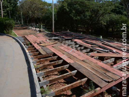 Abandonada, estrutura da Cidade do Natal é motivo de revolta para moradores