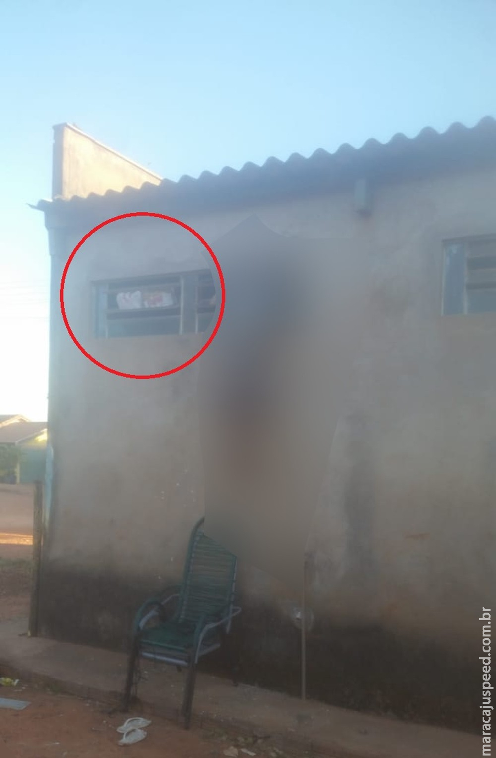 Adolescente de 14 anos morre com a cabeça presa em janela ao tentar furtar cerveja de bar em MS Adolescente de 14 anos morre com a cabeça presa em janela ao tentar furtar cerveja de bar em MS