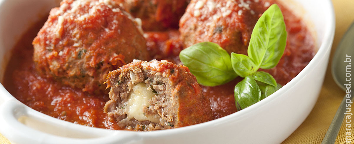 Almôndegas de carne moída ao forno recheadas