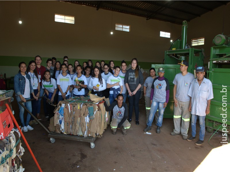 Alunos da Escola Sesi realizaram visita técnica ao Recicla Maracaju