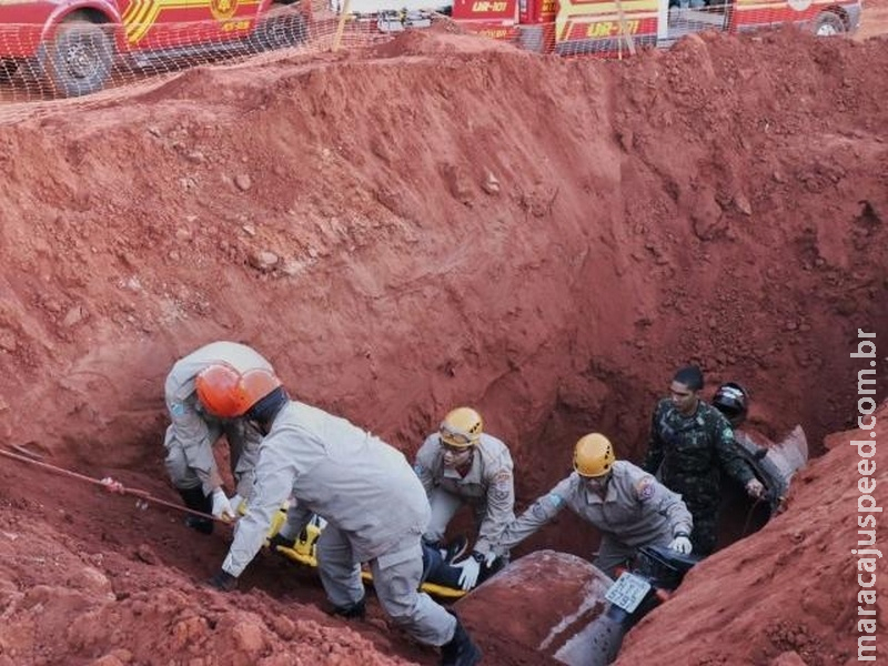 Amigos caem em buraco de obra com cinco metros de profundidade Amigos caem em buraco de obra com cinco metros de profundidade