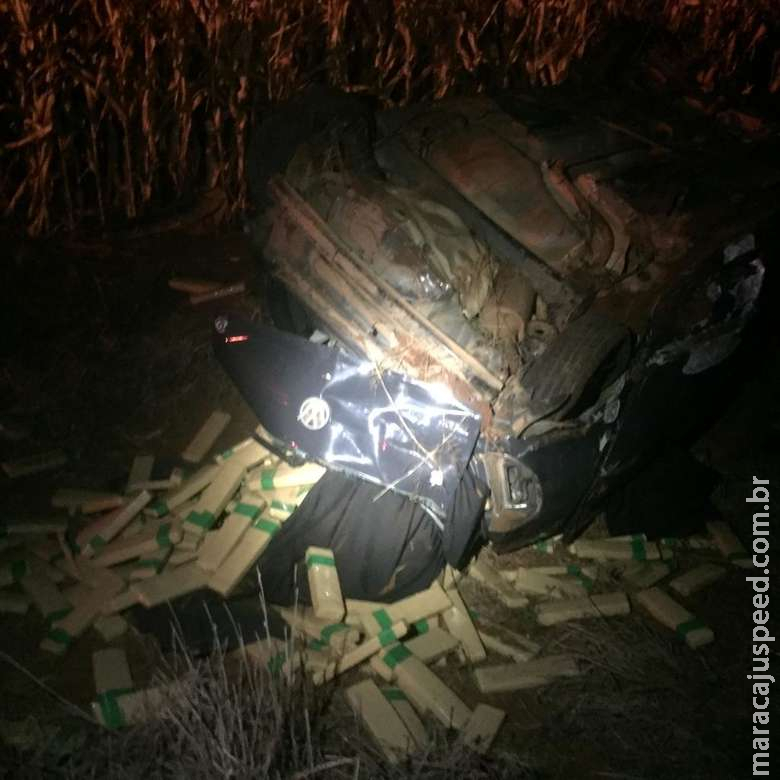 Após avançar contra policiais, motorista capota carro com meia tonelada de maconha Após avançar contra policiais, motorista capota carro com meia tonelada de maconha
