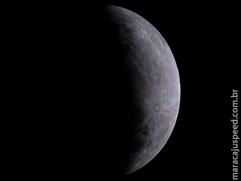 Astrônomos ocupam a Praça dos Três Poderes para ver eclipse lunar