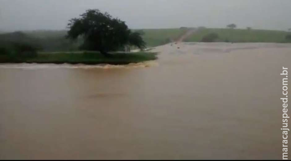 Barragem se rompe e inunda cidade com água e lama Barragem se rompe e inunda cidade com água e lama