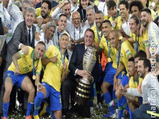 Bolsonaro tenta capitalizar título do Brasil no Maracanã Bolsonaro tenta capitalizar título do Brasil no Maracanã