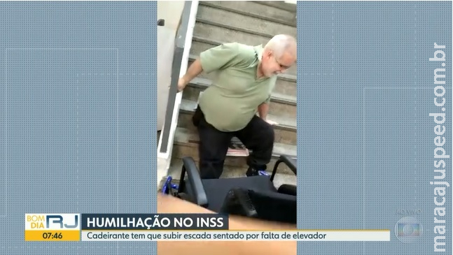 Cadeirante precisa subir escada de prédio do INSS sentado porque elevador estava com defeito