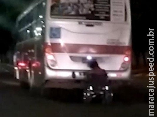 Cadeirante sofre queda após pegar “carona” em rabeira de ônibus