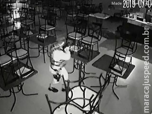 Câmera flagra momento que homem é preso em flagrante furtando churrascaria