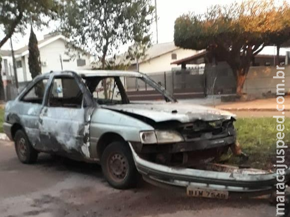 Câmeras de segurança serão analisadas para identificar suspeitos de incêndios a carros Câmeras de segurança serão analisadas para identificar suspeitos de incêndios a carros