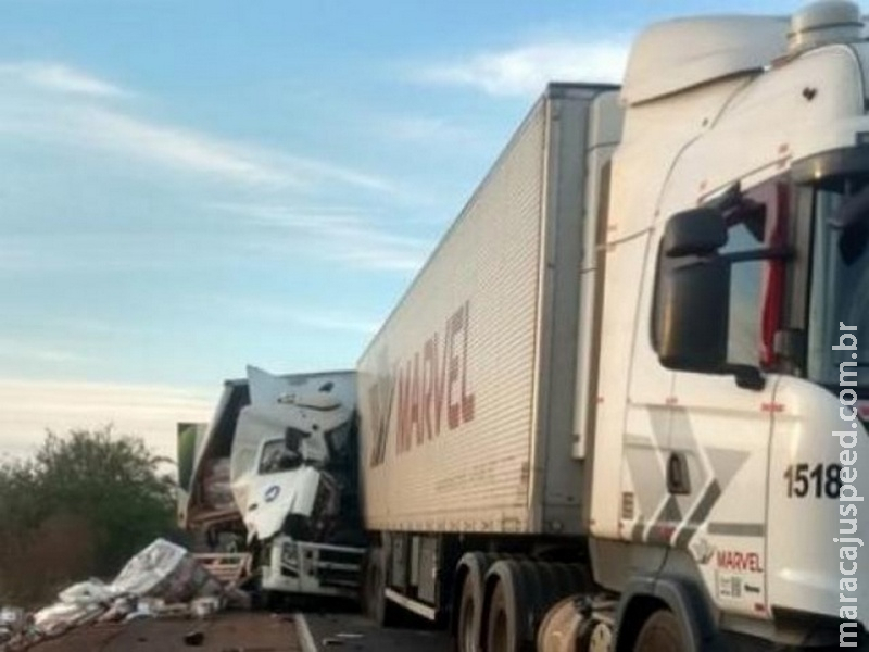 Caminhão colide na traseira de carreta e motorista morre prensado na BR-163 Caminhão colide na traseira de carreta e motorista morre prensado na BR-163