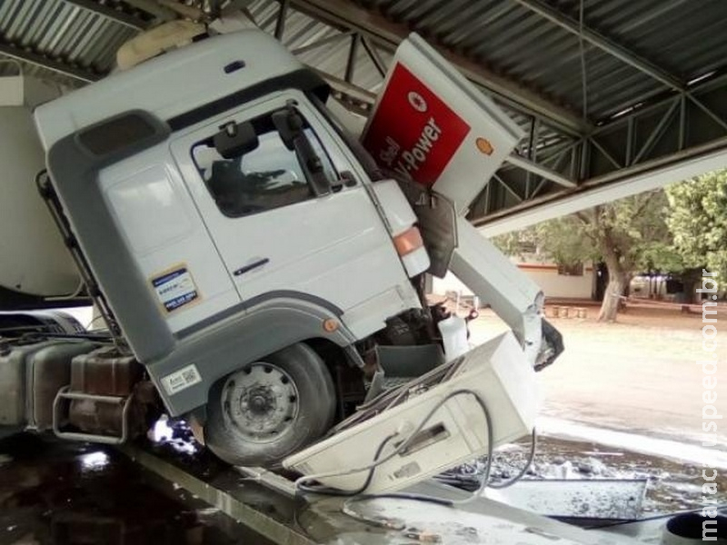 Caminhão-tanque sem freios destrói parte de posto de combustíveis Caminhão-tanque sem freios destrói parte de posto de combustíveis