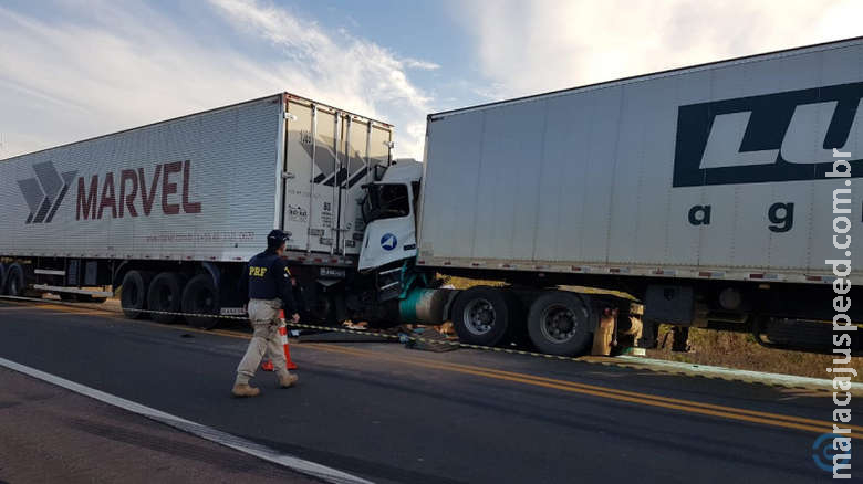 Caminhoneiro morre esmagado ao bater na traseira de carreta Caminhoneiro morre esmagado ao bater na traseira de carreta