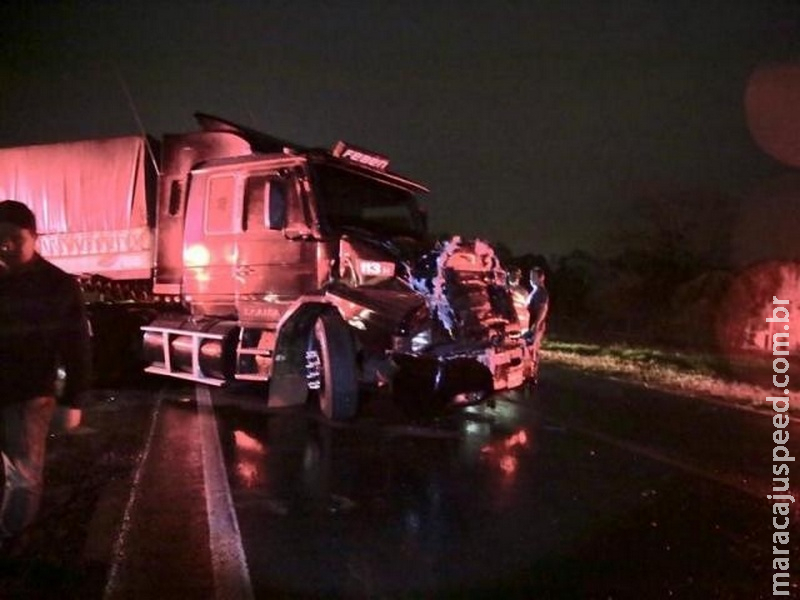 Carreta bate em 3 veículos durante interdição após acidente com morte Carreta bate em 3 veículos durante interdição após acidente com morte
