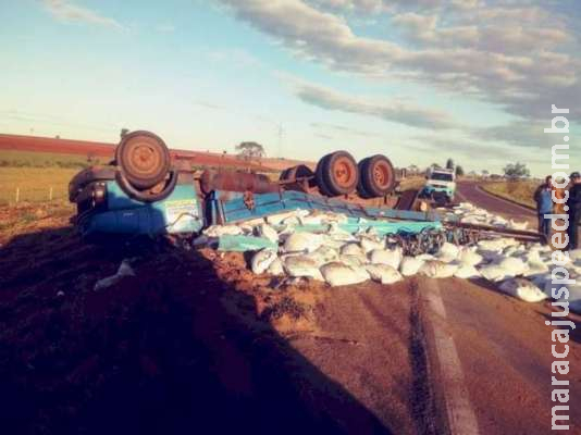 Carreta carregada com areia tomba em rodovia