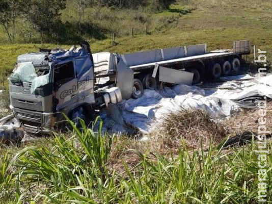 Carreta sai da pista e tomba em barranco às margens da MS-276