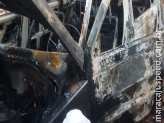 Carro é destruído por fogo e causas de incêndio são apuradas Carro é destruído por fogo e causas de incêndio são apuradas