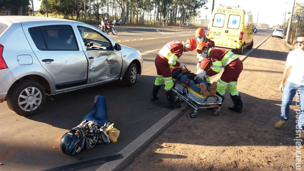 Casal em moto fica ferido após colisão com carro em rodovia Casal em moto fica ferido após colisão com carro em rodovia