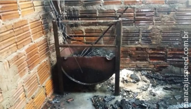 Churrasqueira com brasa causa incêndio que destrói casa em MS