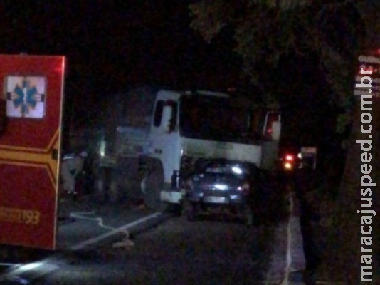 Colisão entre carro e carreta mata homem de 63 anos na BR-262 Colisão entre carro e carreta mata homem de 63 anos na BR-262