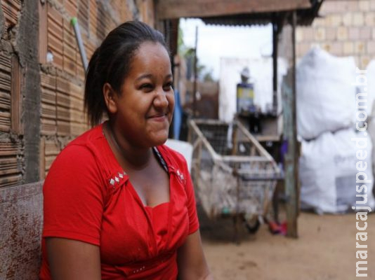 Com os pais doentes, garota vende sacolé e sonha com festa de 15 anos em bairro de Campo Grande 