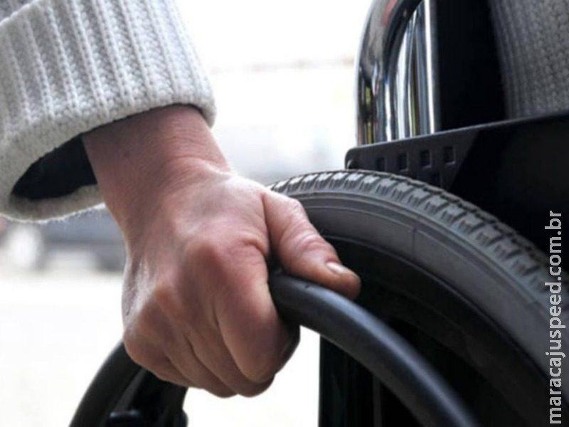 Comissão obriga grandes prédios públicos a dispor de cadeiras de rodas