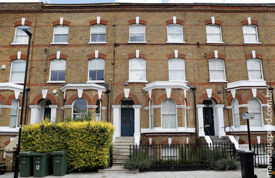 Corpo cai de avião e por pouco não atinge homem