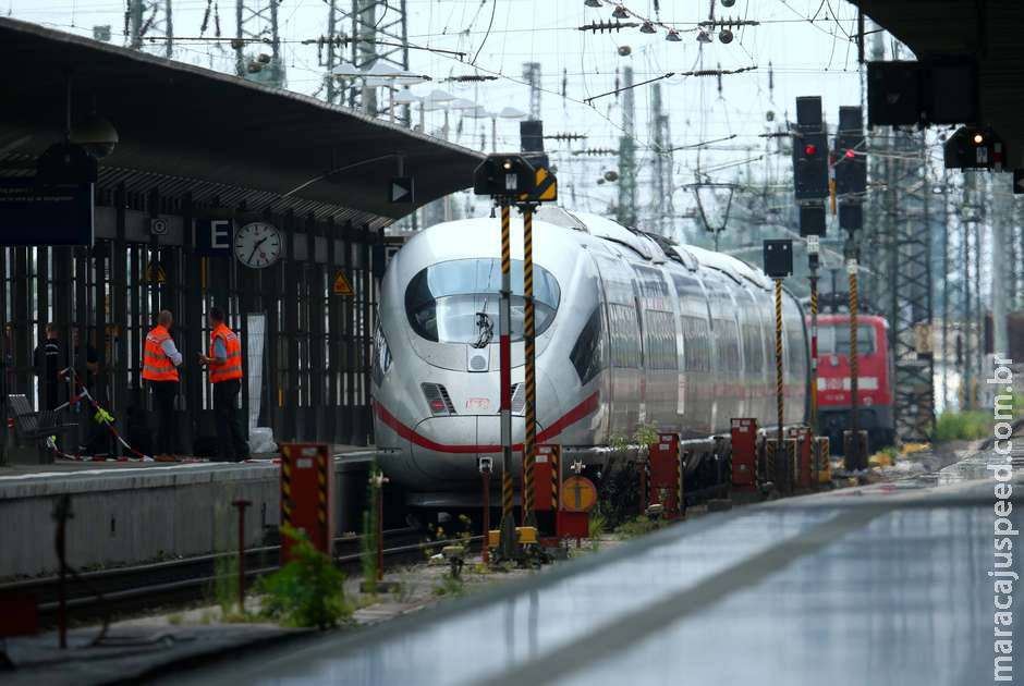 Criança morre após ser empurrada em trilho de trem com a mãe Criança morre após ser empurrada em trilho de trem com a mãe