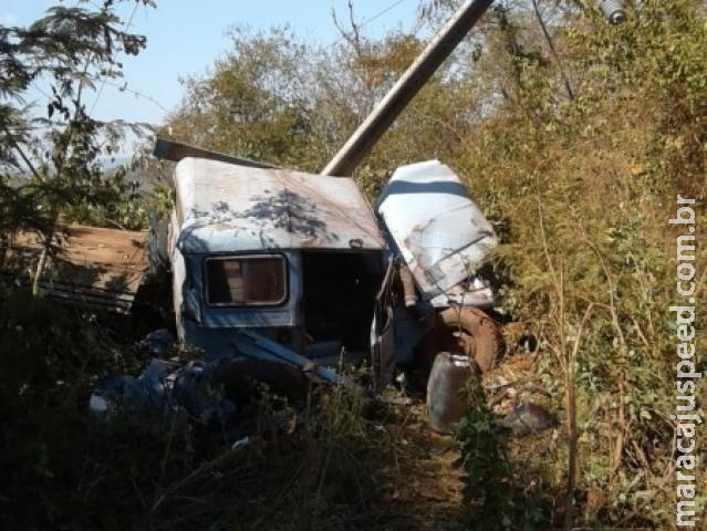 Desgovernado, carro bate em poste e cinco pessoas ficam feridas Desgovernado, carro bate em poste e cinco pessoas ficam feridas