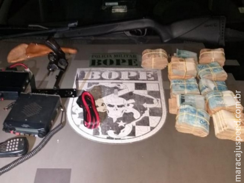 Dupla é presa com contrabando e mais de R$ 100 mil em dinheiro Dupla é presa com contrabando e mais de R$ 100 mil em dinheiro