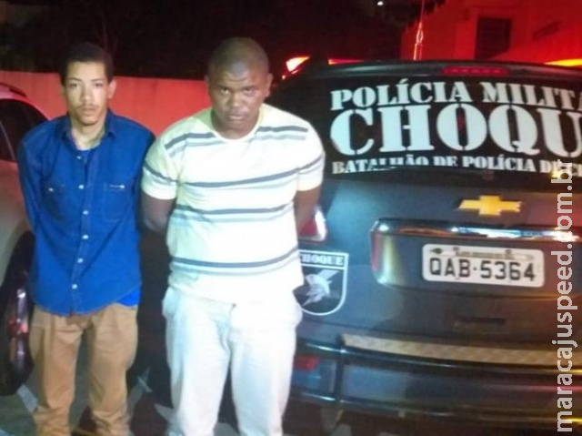 Dupla morre em troca de tiros e policiais resgatam advogada de cárcere Dupla morre em troca de tiros e policiais resgatam advogada de cárcere