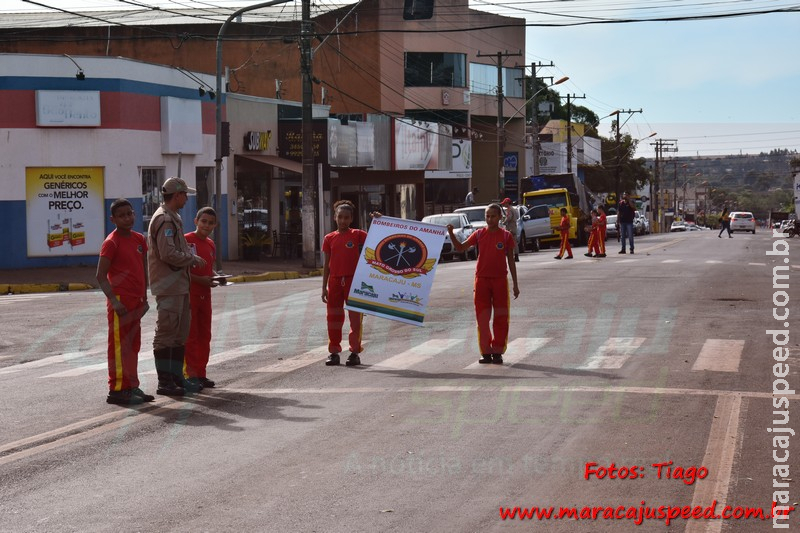 Em homenagem ao Dia dos Bombeiros, militares entregam cartilha no Centro de Maracaju