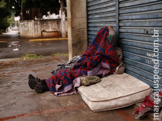 Encontrou um morador dormindo na rua neste frio? Saiba como ajudar 