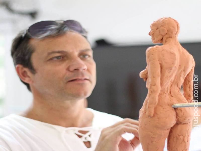 Escultor descobriu talento com bustos de artistas de MS