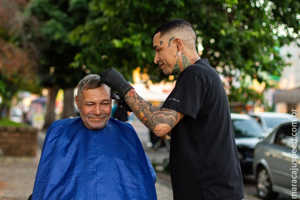 Ex-morador de rua se torna cabeleireiro e passa a cortar cabelo de pessoas carentes: Ex-morador de rua se torna cabeleireiro e passa a cortar cabelo de pessoas carentes:
