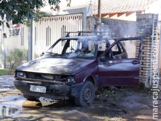 Fiat furtado fica destruído após bater em grade e pegar fogo