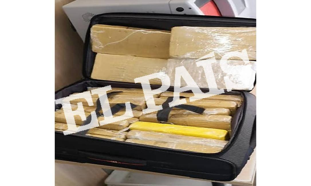 Foto mostra mala de militar brasileiro preso com 39 quilos de cocaína na Espanha Foto mostra mala de militar brasileiro preso com 39 quilos de cocaína na Espanha