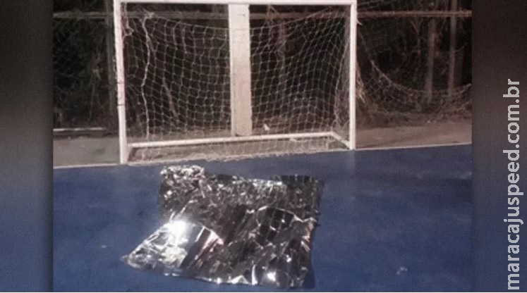 Garoto de 9 anos morre em quadra de esportes após ter cabeça atingida por trave de gol Garoto de 9 anos morre em quadra de esportes após ter cabeça atingida por trave de gol