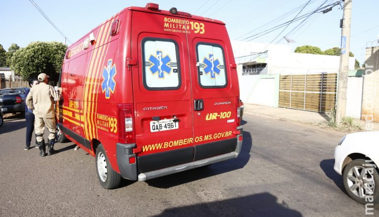 Homem atravessa fora da faixa de pedestres e é atropelado por moto em frente a terminal Homem atravessa fora da faixa de pedestres e é atropelado por moto em frente a terminal