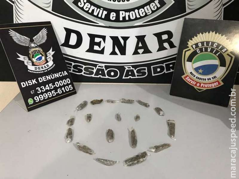Homem é flagrado com porções de maconha