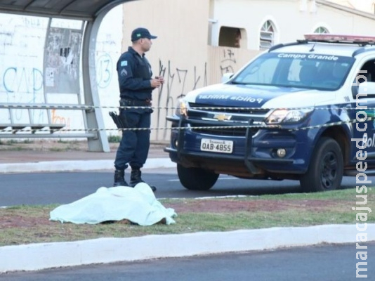 Homem é morto com 3 tiros na cabeça em canteiro na Júlio de Castilho