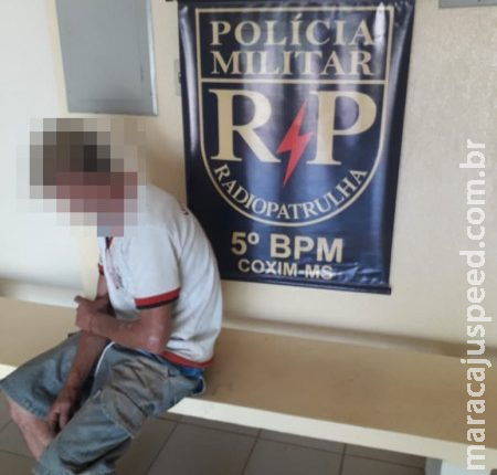 Homem é preso depois de ser flagrado se masturbando no meio da rua Homem é preso depois de ser flagrado se masturbando no meio da rua