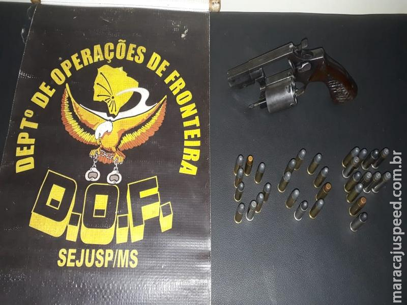 Homem é preso pelo DOF com arma de fogo e munições Homem é preso pelo DOF com arma de fogo e munições