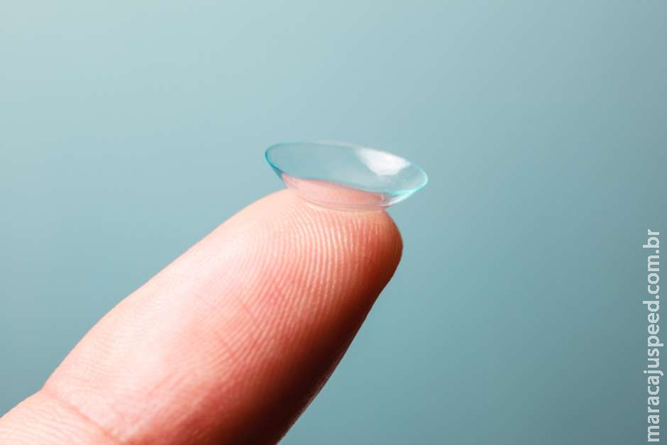 Homem fica cego depois de tomar banho com lentes de contato Homem fica cego depois de tomar banho com lentes de contato